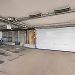 Modern 3 Bedroom Apartment - 4 Minute Walk From Metro - Top Floor Baclony View