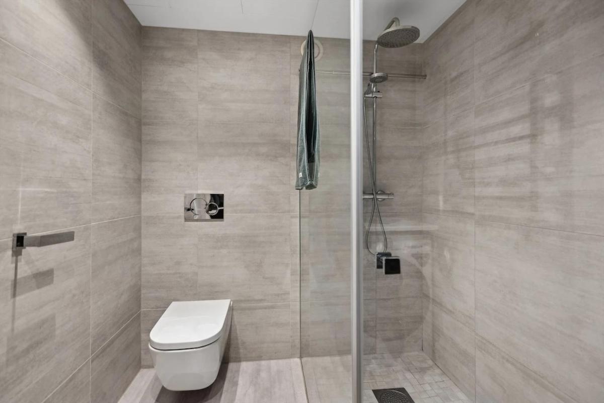 Apartment Modern 3 Bedroom - 4 Minute Walk From Metro - Floor Baclony View