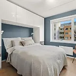 Modern 3 Bedroom Apartment - 4 Minute Walk From Metro - Top Floor Baclony View
