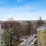 Modern 3 Bedroom Apartment - 4 Minute Walk From Metro - Top Floor Baclony View