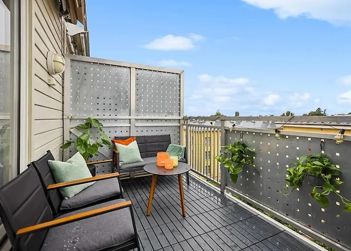 Modern 3 Bedroom Apartment - 4 Minute Walk From Metro - Top Floor Baclony View