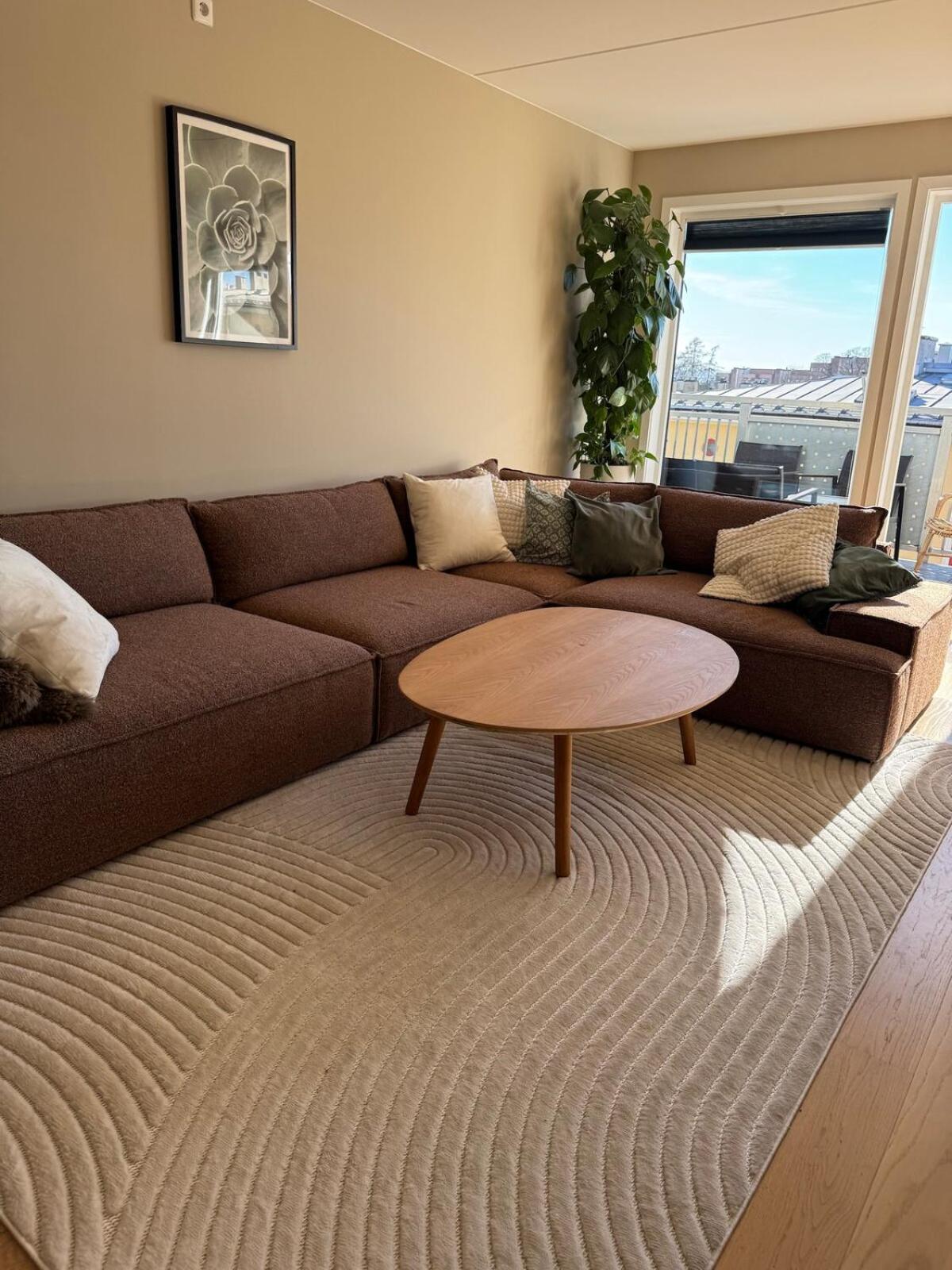 Modern 3 Bedroom - 4 Minute Walk From Metro - Floor Baclony View *