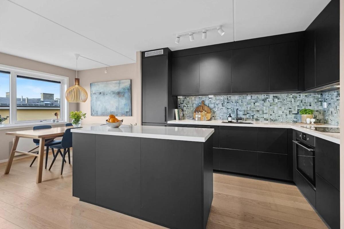 Modern 3 Bedroom - 4 Minute Walk From Metro - Floor Baclony View Lägenhet *