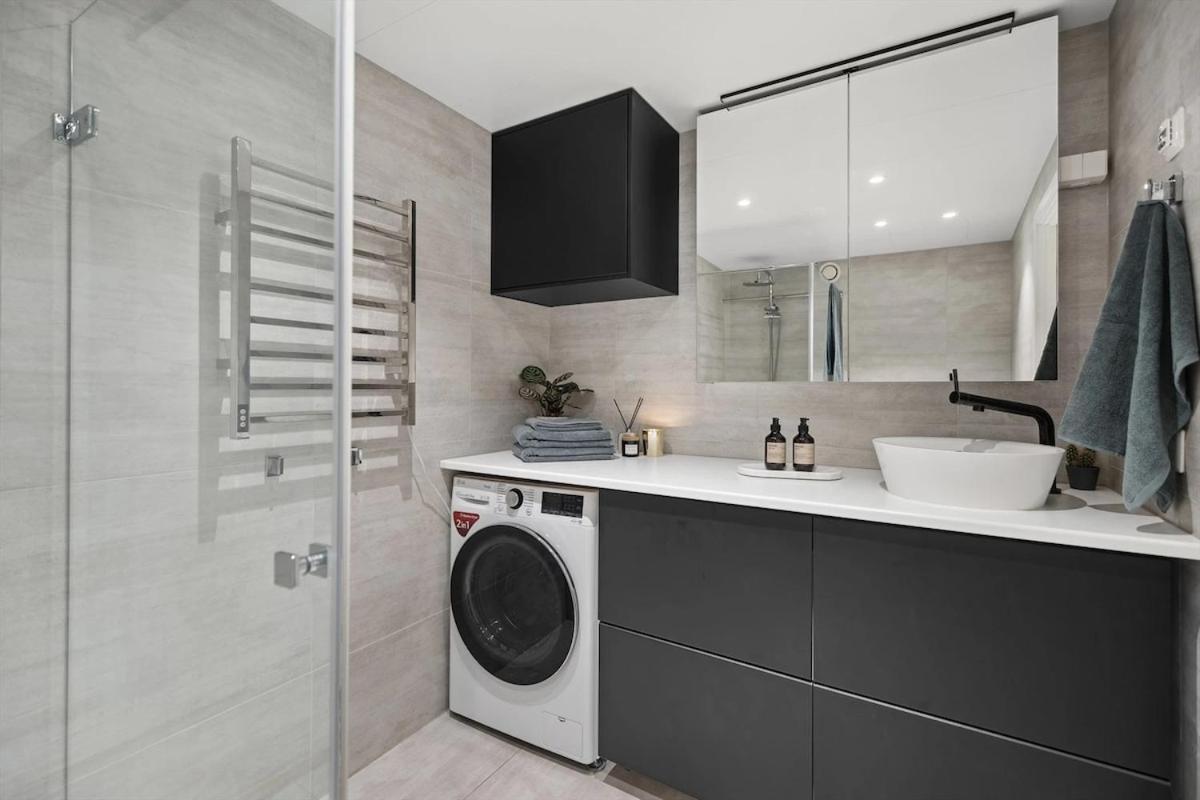 Modern 3 Bedroom - 4 Minute Walk From Metro - Floor Baclony View *